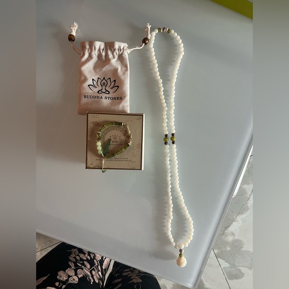 Mala Beads and Bracelet | White & Green Jade Set with Box - Picture 3 of 6